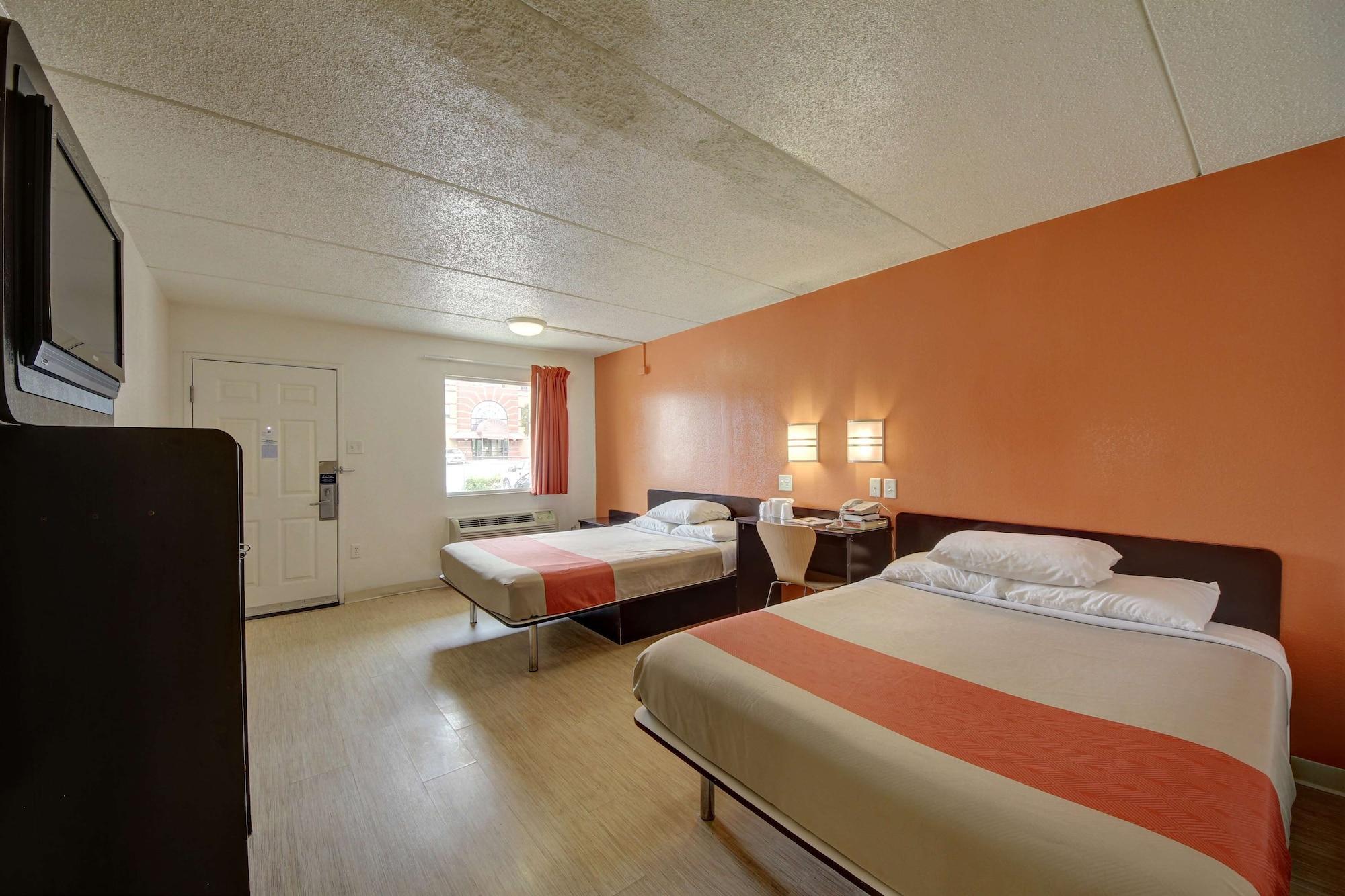 Hotel 6-san Antonio, Tx - Downtown - Market Square 3*